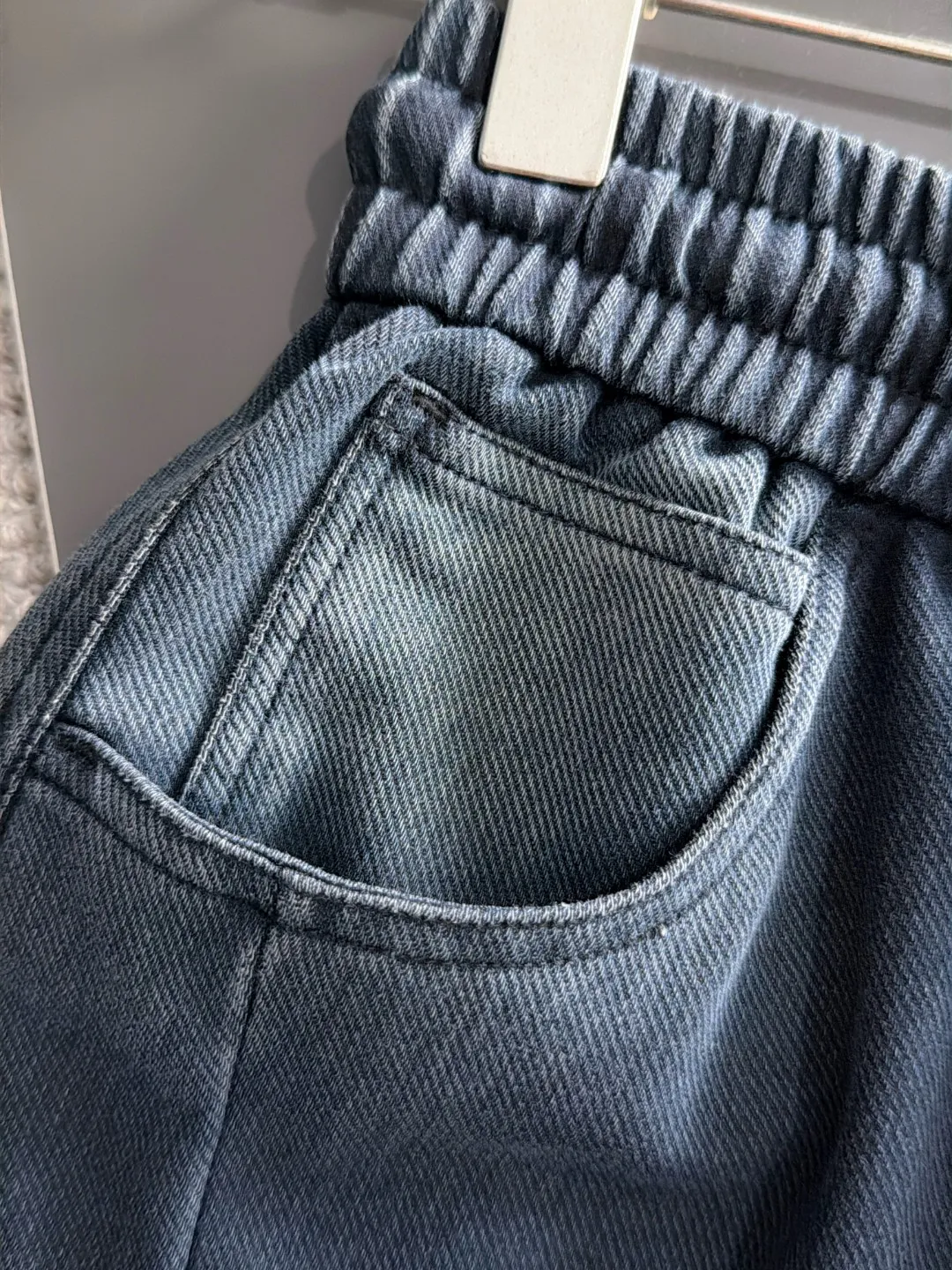 The next day we shipped the P195 Balenciaga High Quality New Arrival Elastic Casual Pants Fall/Winter 2026. The custom-made fabric at the counter has a high degree of comfort, impeccable details, and the design concept of the brand elements reflects high quality. The hand feels delicate and soft! Casual cuts and awesome upper body! Sizes: S-3XL
